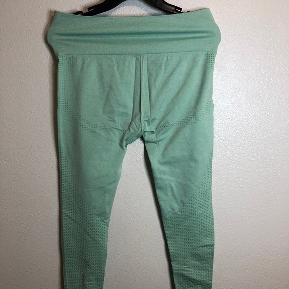 *SOLD* Gymshark Vital Seamless leggings in green - Picture 4 of 5
